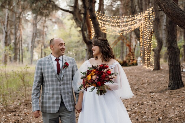 Paseo de los novios por el bosque otoñal en octubre