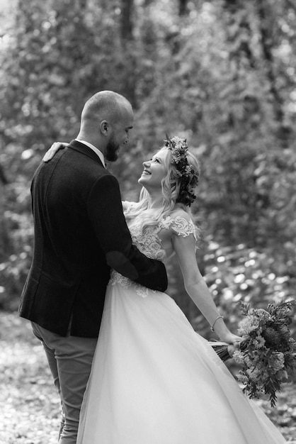 Paseo de los novios por el bosque otoñal