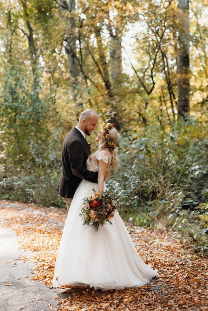 Paseo de los novios por el bosque otoñal