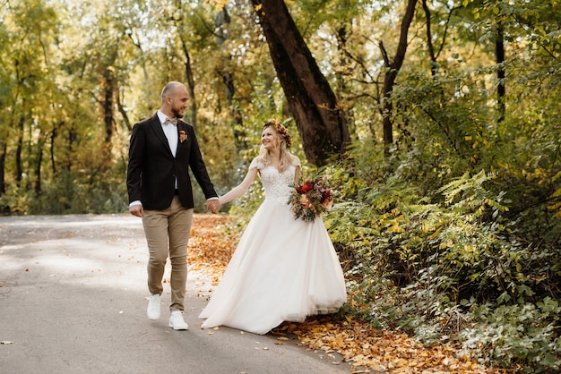 Paseo de los novios por el bosque otoñal