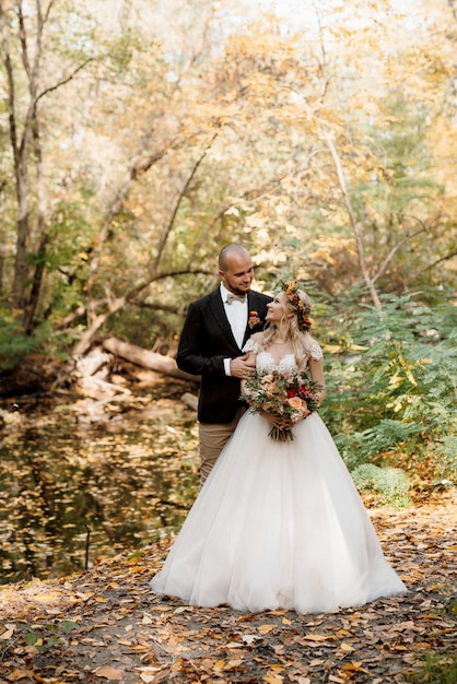 Paseo de los novios por el bosque otoñal