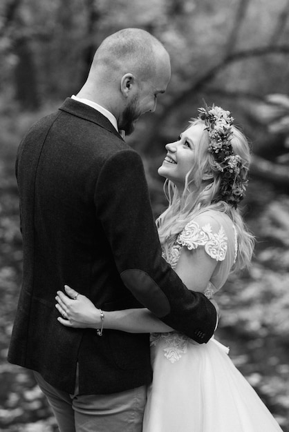 Paseo de los novios por el bosque otoñal