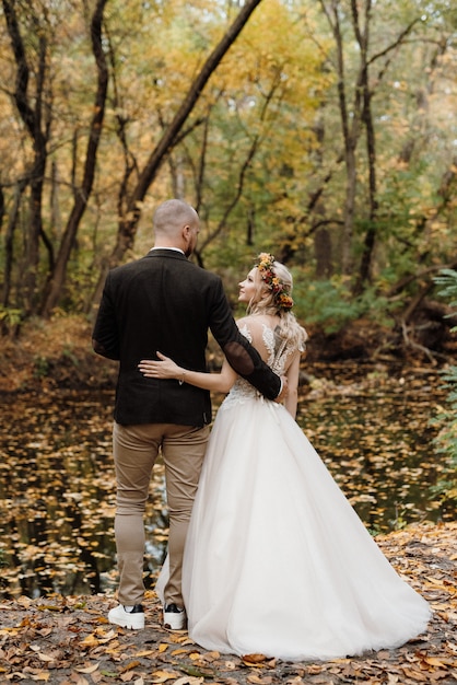 Paseo de los novios por el bosque otoñal