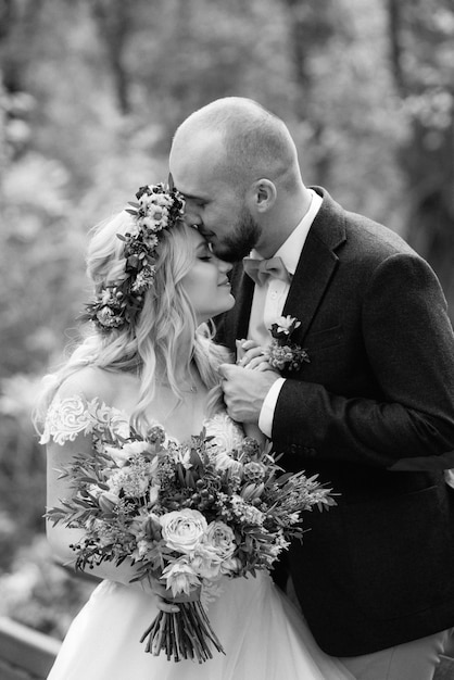 Paseo de los novios por el bosque otoñal