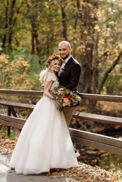 Paseo de los novios por el bosque otoñal