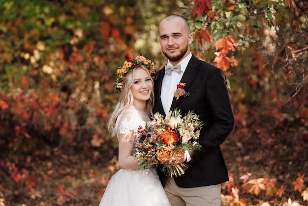 Paseo de los novios por el bosque otoñal