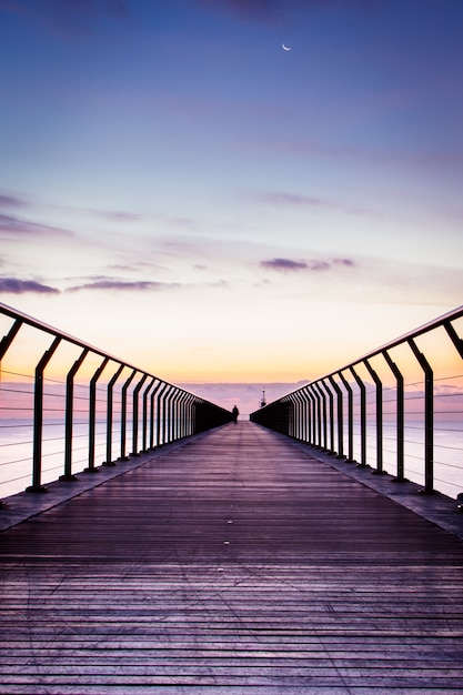 Paseo por la orilla del mar al atardecer