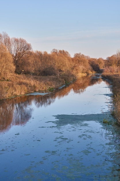 Un paseo por la orilla del río Snezhet Finales de otoño