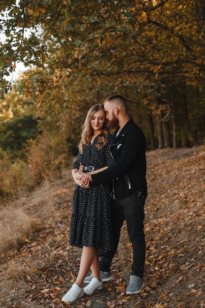 paseo de otoño en el bosque de una pareja