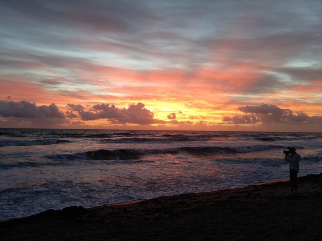 Foto paseo por la playa al amanecer