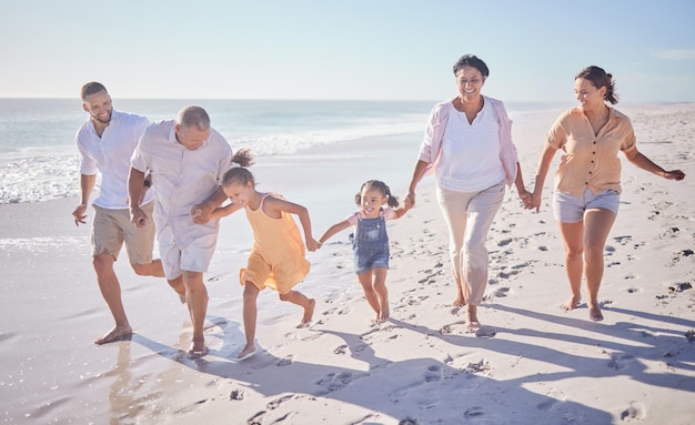 Paseo por la playa verano familiar y niños tomados de la mano con los abuelos mientras caminan junto al mar en vacaciones Padres, niñas, niños y personas mayores caminando junto al océano en viajes de vacaciones en Brasil