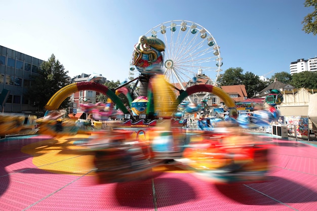 El paseo del pulpo y la rueda gigante Laurentius feria Bergisch Gladbach Renania del Norte-Westfalia Alemania