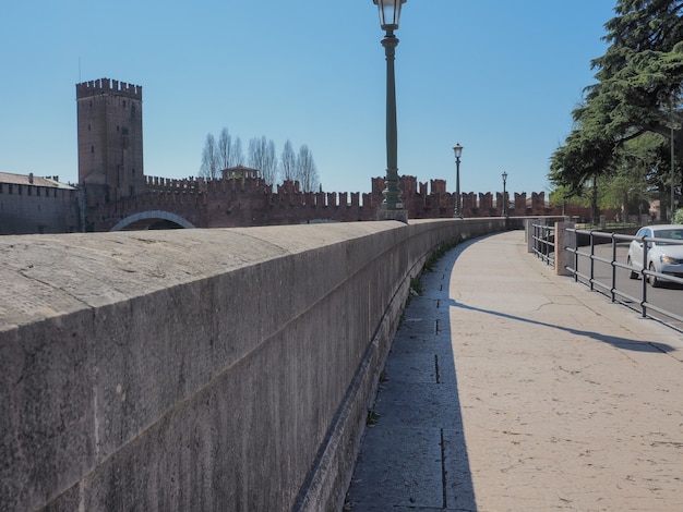 Paseo por la ribera de Verona Italia