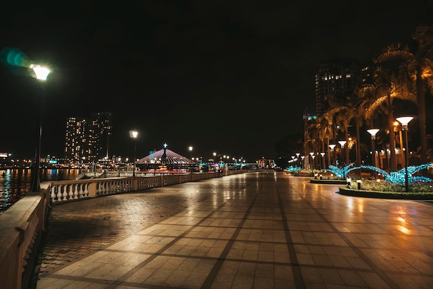 Paseo para turistas en la ciudad de Da Nang por la noche