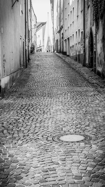 Foto paseo vacío en medio de edificios