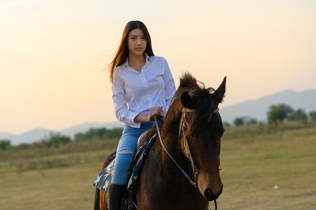 Paseos a caballo desde atrás con vistas a campo abierto y montañas