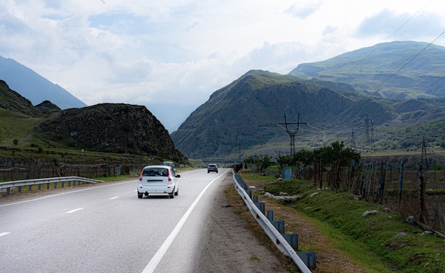 Paseos en camión por una carretera en las montañas