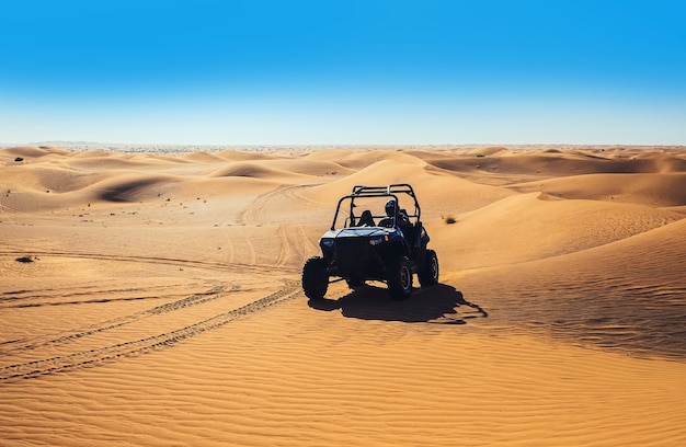 Paseos extremos en quad buggy en las dunas de arena en el safari por el desierto de Dubai