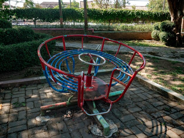 paseos rotos con pintura dañada en un parque de la ciudad