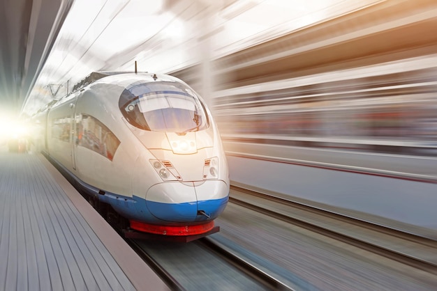 Paseos en tren a alta velocidad en la estación de tren de la ciudad