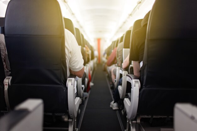 Pasillo de un avión durante el vuelo.