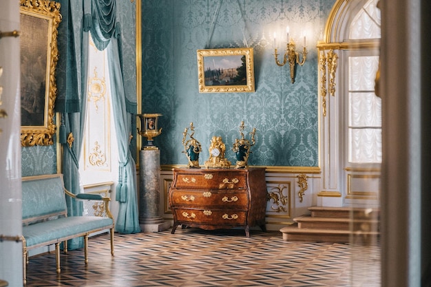 Pasillo azul en el palacio de Peterhof en San Petersburgo, Rusia