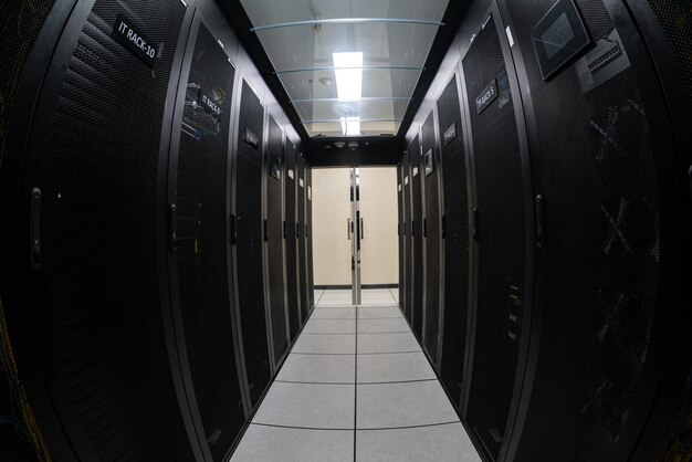 Pasillo del centro de datos con racks de servidores y equipos de red