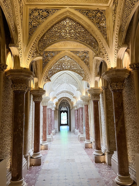 Foto un pasillo con columnas y una ventana con las palabras sevilla.