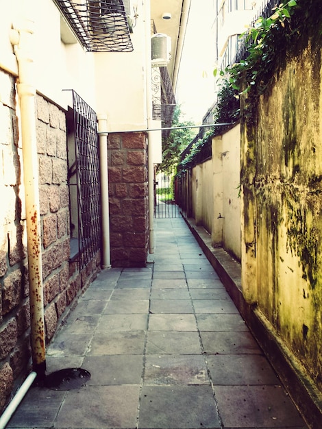 Foto pasillo estrecho entre el edificio y la pared