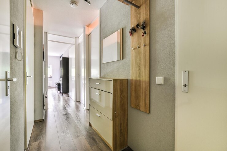 Pasillo estrecho con puertas y lámpara