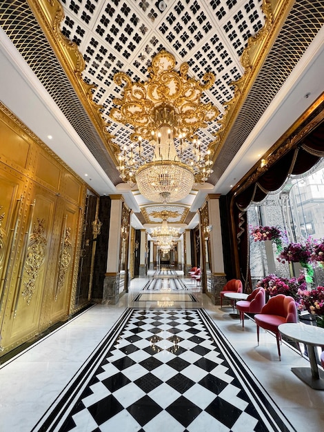 Pasillo lujoso del hotel del gran diseño interior con la lámpara de araña