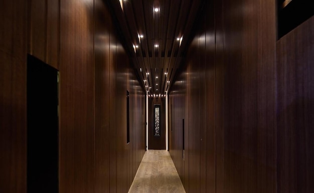Pasillo de madera oscuro