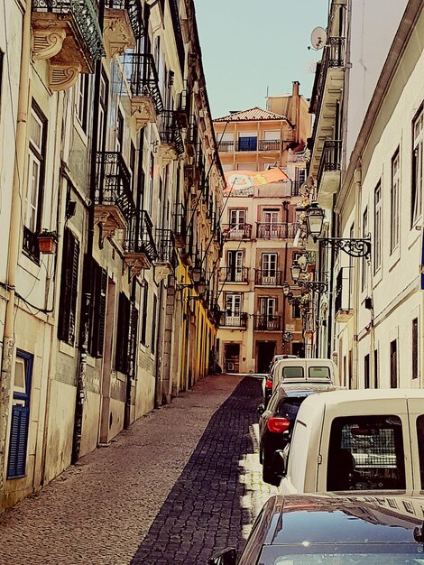 Foto pasillo que conduce hacia el edificio