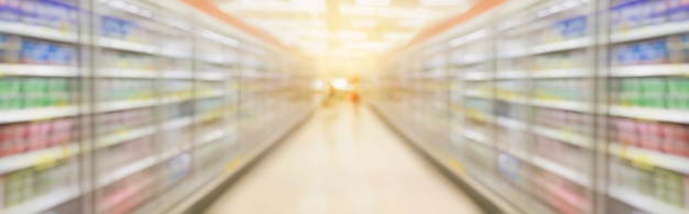 Foto pasillo de supermercado con fondo borroso de movimiento de refrigeradores