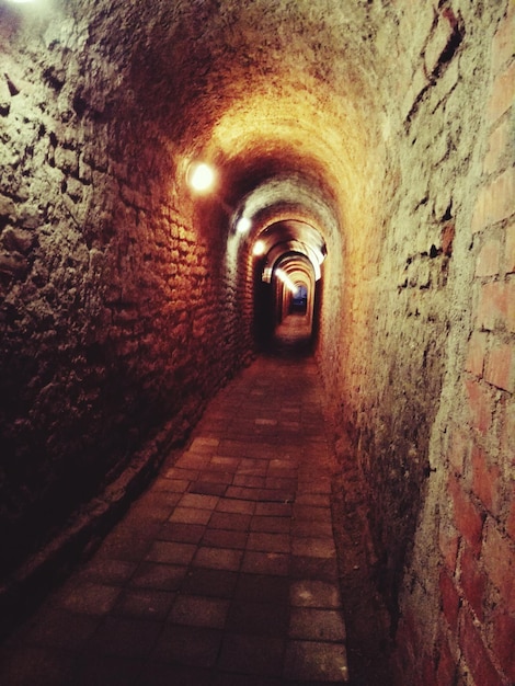 Foto pasillo en un túnel iluminado