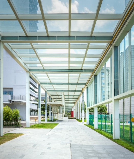 Pasillo vacío al aire libre con jardín en el edificio de oficinas moderno