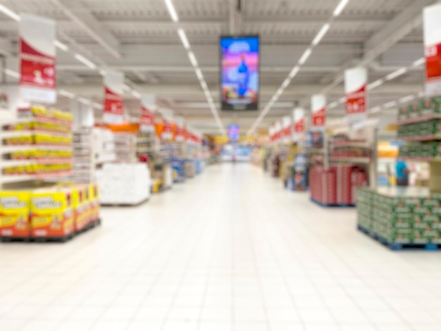 Pasillos borrosos abstractos del supermercado para el fondo foto de archivo