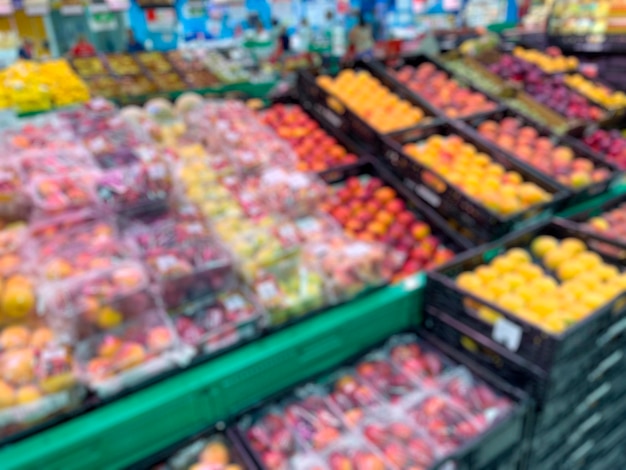 Pasillos de frutas de supermercado borrosos abstractos para el fondo foto de archivo