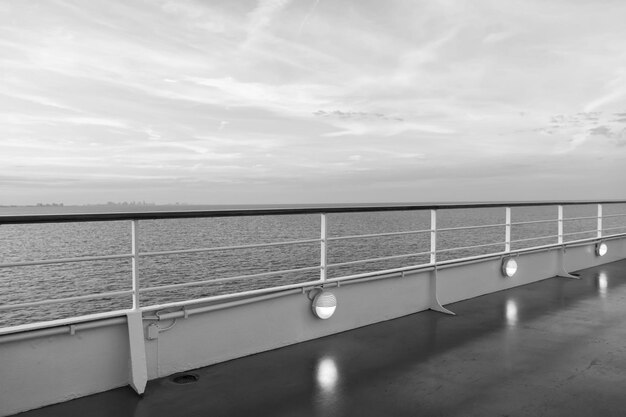 Pasión por los viajes de vacaciones de verano A bordo de un idílico paisaje marino en el cielo de la tarde A bordo de un barco en Miami, EE. UU. En el mar azul Viaje acuático Viaje Viaje Aventura descubrimiento viaje