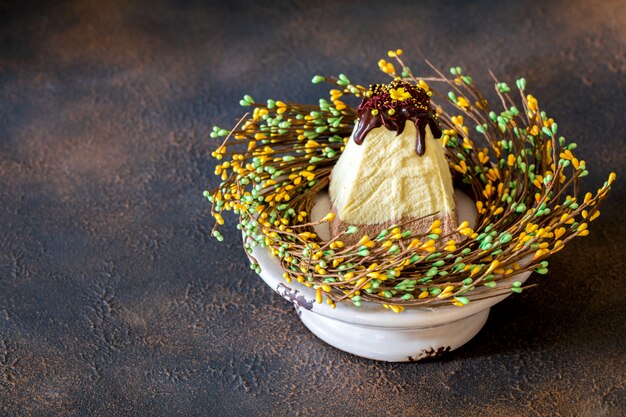 Paskha y kulich, cuajada de postre del quark de la Pascua ortodoxa rusa tradicional.