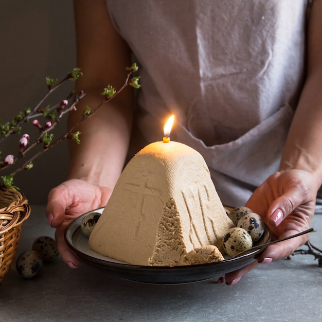 Paskha y kulich, tradicional cuajada de postre ortodoxa de Pascua Quark.