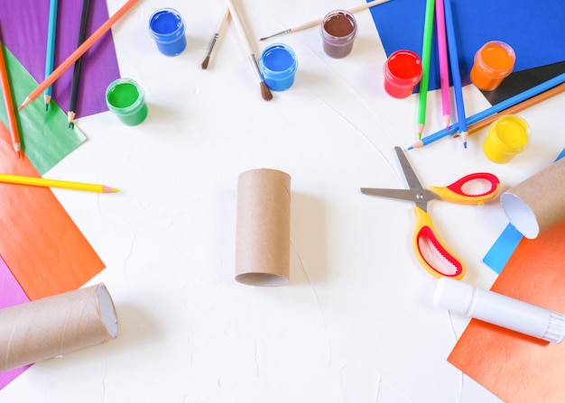 Paso 1 Conejo de papel de bricolaje de un rollo de papel higiénico Manualidades fáciles para niños sobre fondo blanco simple