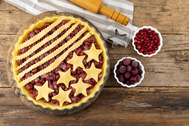 Paso 3 Antes de hornear Tarta casera de cerezas Producto casero hecho de masa con estrellas Comida para el 4 de julio Día de la Independencia de EE. UU. Tarta americana Pasteles dulces Tarta redonda abierta de bayas