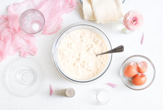 Paso 5 Masa preparada mezclando huevos con requesón leche queso rallado y pan de pita picado