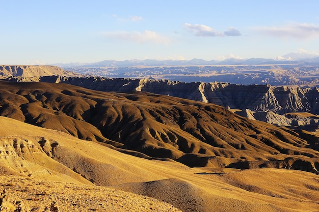 paso de alta montaña en el paisaje montañoso del Tíbet