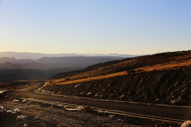 paso de alta montaña en el paisaje montañoso del Tíbet