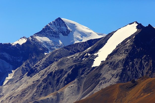 paso de alta montaña en el paisaje montañoso del Tíbet