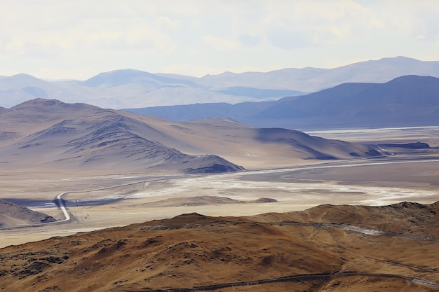paso de alta montaña en el paisaje montañoso del Tíbet