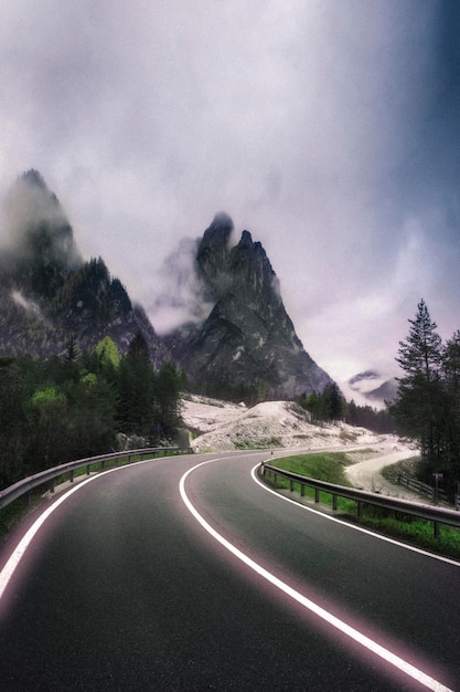 Paso de carretera brumosa en los Dolomitas