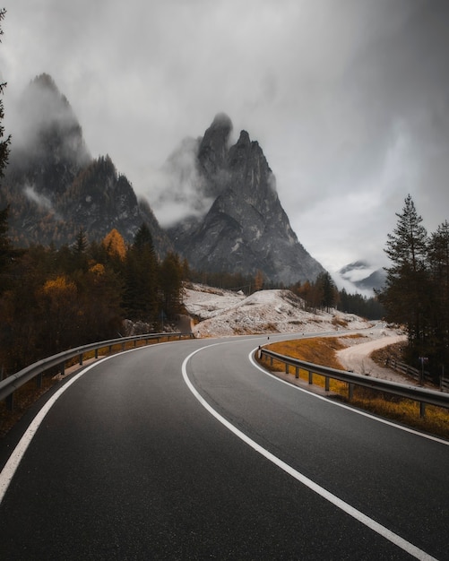 Paso de carretera brumosa en los Dolomitas